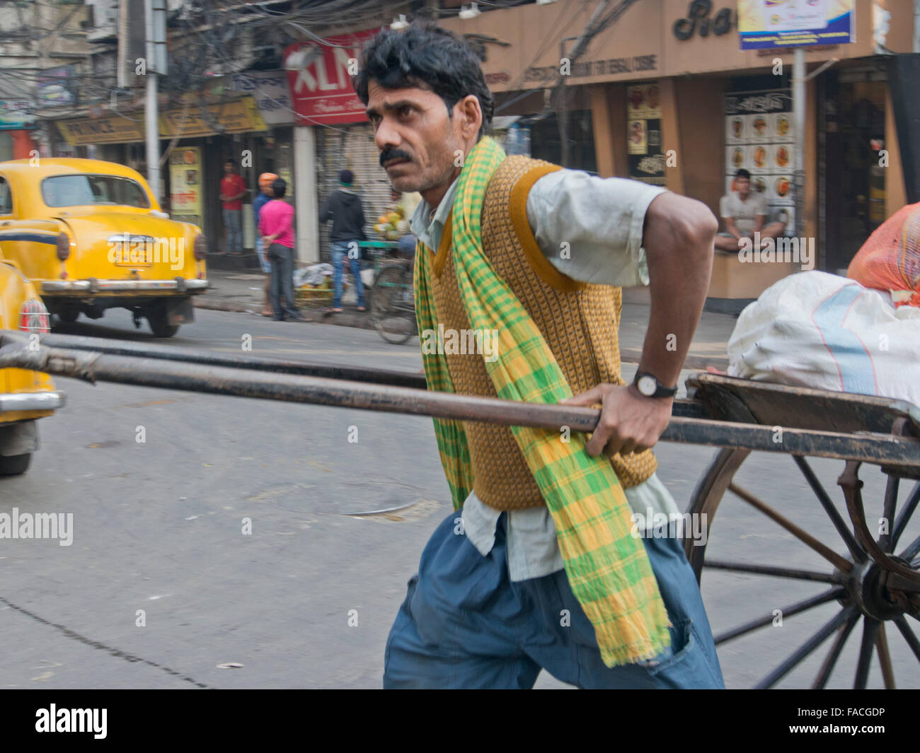 Rikscha-Fahrer zu Fuß in Kolkata, Indien Stockfoto