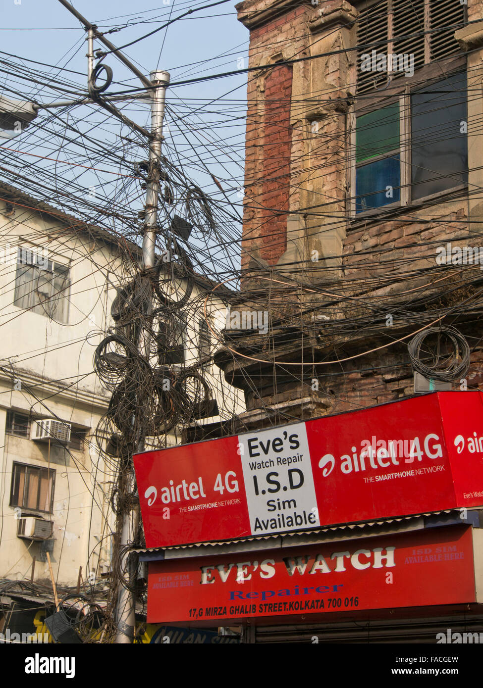 Labyrinth der chaotischen Stromkabel in einer Straße von Kolkata, Indien Stockfoto