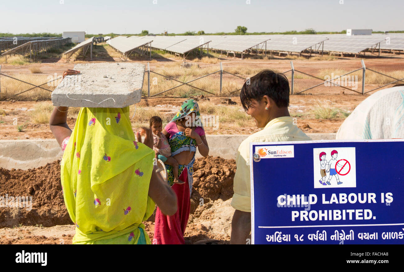 Asiens größte solar Popwer Bahnhof, der Gujarat-Solarpark in Gujarat, Indien. Es hat eine installierte Leistung von 1000 MW Stockfoto