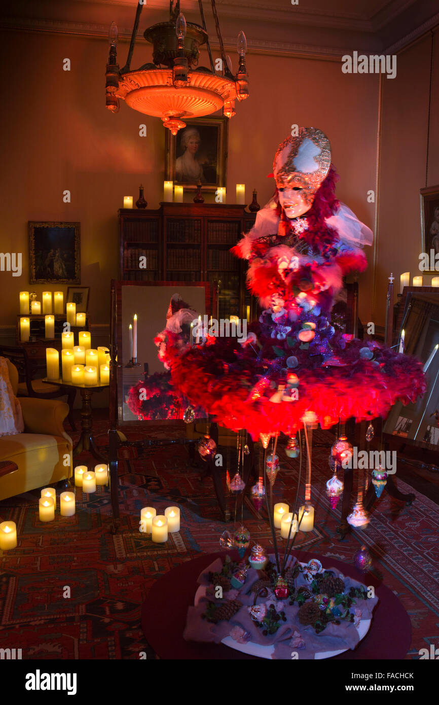 Großbritannien, England, Cheshire, Knutsford, Tatton Halle unter dem Motto Weihnachtsschmuck Nussknacker, rotierende Zuckerpflaume-Fee Stockfoto