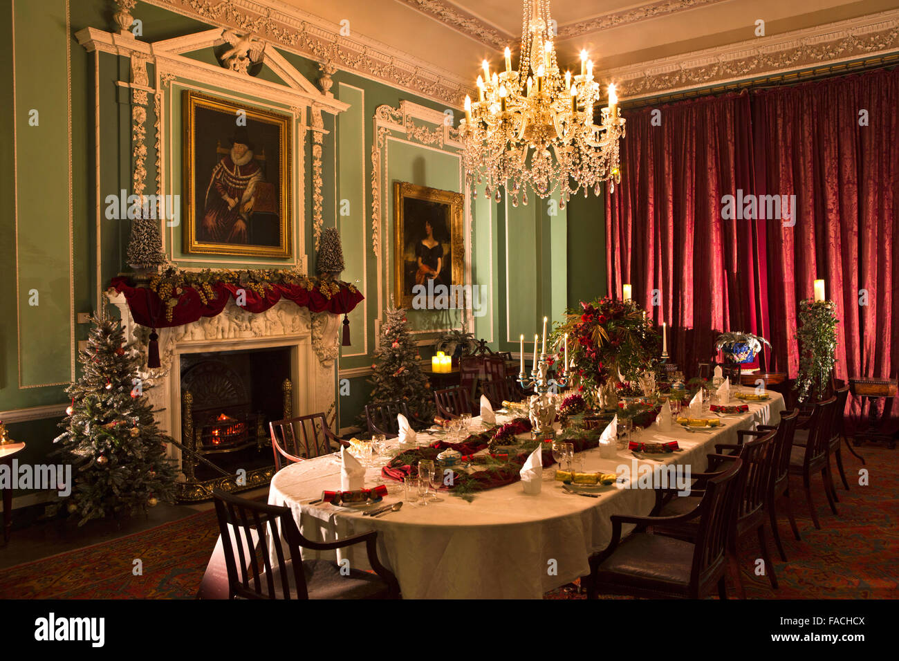 Großbritannien, England, Cheshire, Knutsford, Hall Tatton, Weihnachtsschmuck im Speisesaal Stockfoto