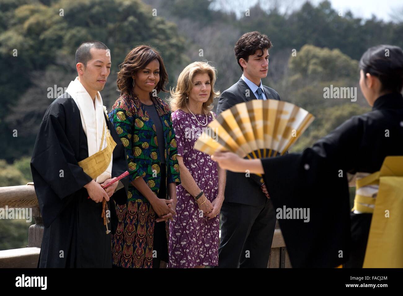 U.S. First Lady Michelle Obama, Botschafter in Japan Caroline Kennedy und Sohn Jack Schlossberg mit Guide leitender Mönch Eigen Onishi sehen Sie traditionelle japanische Noh Tänzer bei einem Rundgang durch den buddhistischen Kiyomizu-Dera Tempel 20. März 2015 in Kyoto, Japan. Stockfoto U.S. First Lady Michelle Obama, Botschafter in Japan Caroline Kennedy und Sohn Jack Schlossberg mit Guide leitender Mönch Eigen Onishi sehen Sie traditionelle japanische Noh Tänzer bei einem Rundgang durch den buddhistischen Kiyomizu-Dera Tempel 20. März 2015 in Kyoto, Japan. Stockfoto