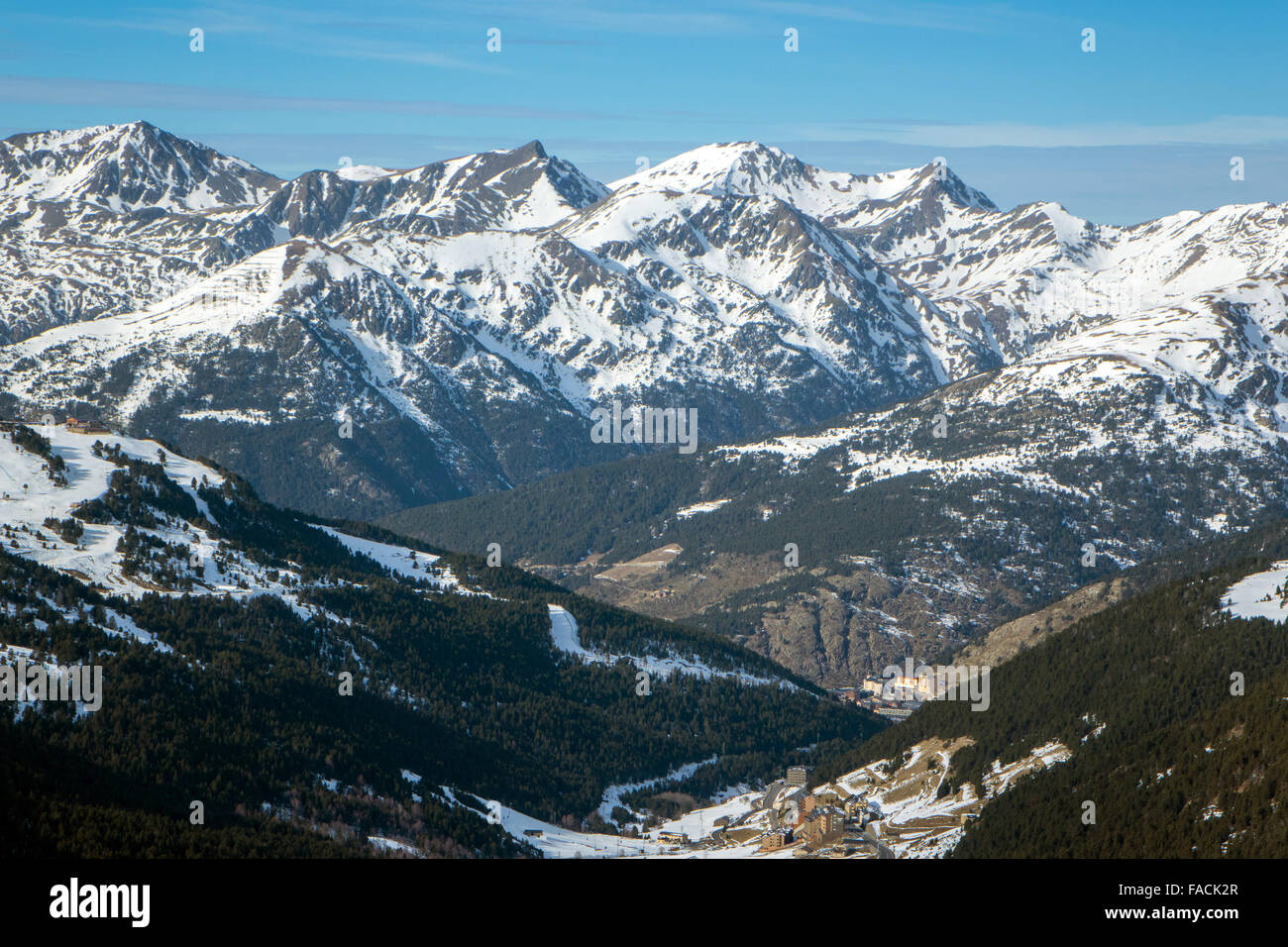 Schneebedeckten Pyrenäen-Gipfel erhebt sich über Skigebiet Soldeu, Andorra Stockfoto