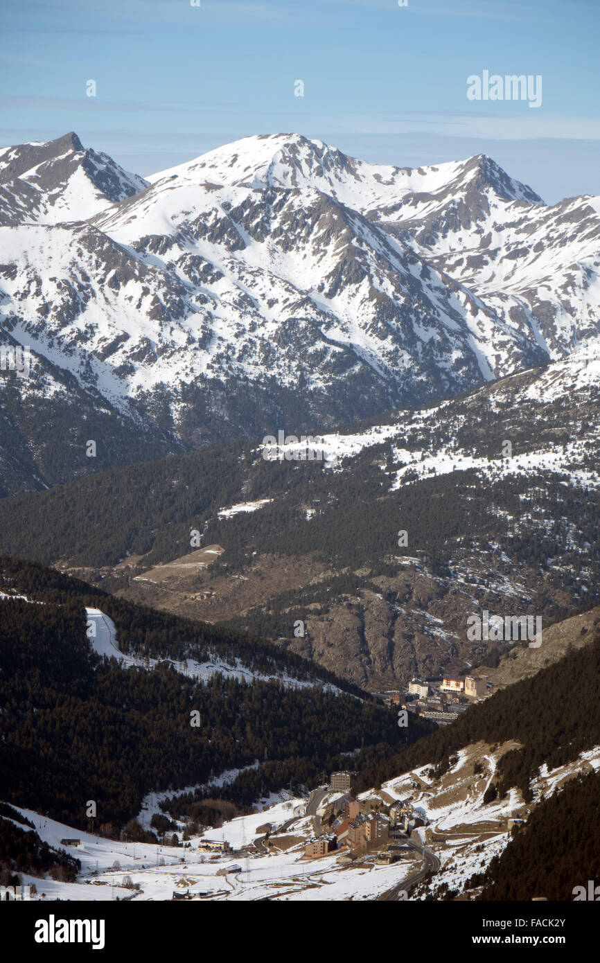 Schneebedeckten Pyrenäen-Gipfel erhebt sich über Skigebiet Soldeu, Andorra Stockfoto