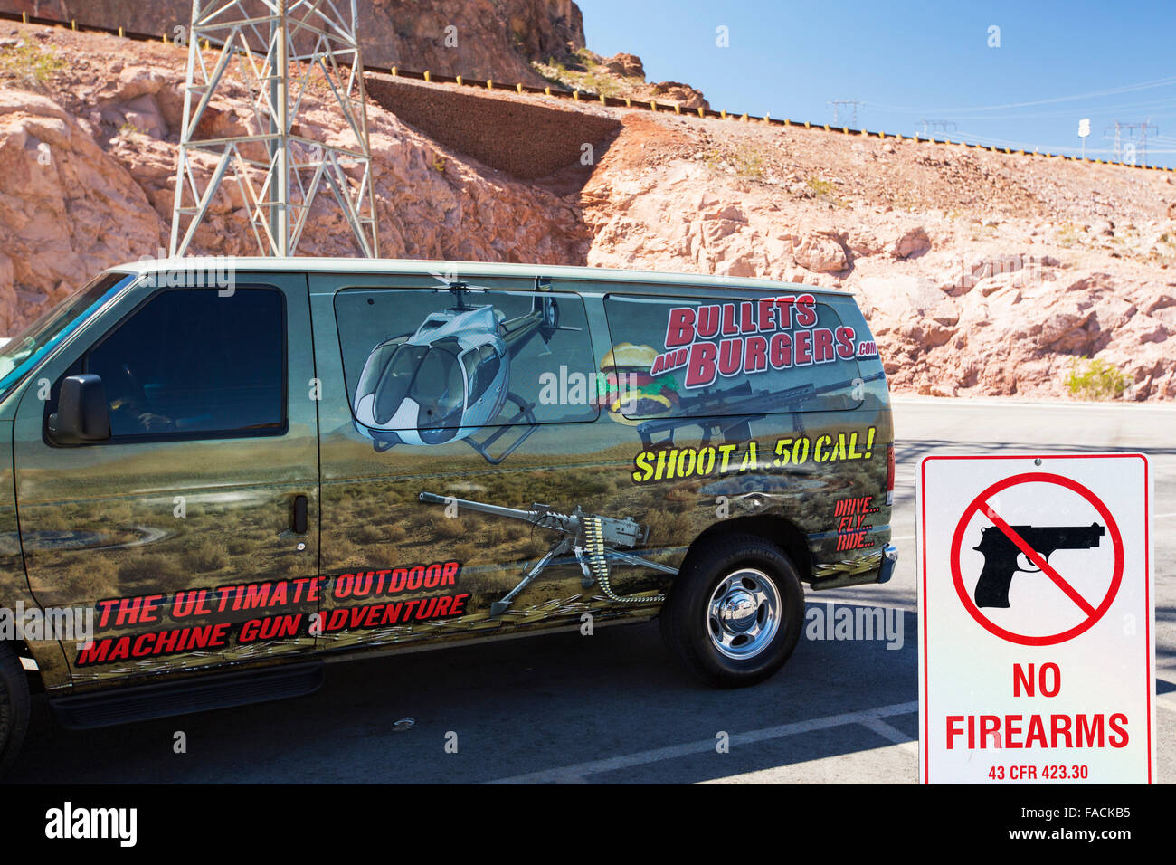 Ein LKW Werbung eine Kugeln und Burger joint, wo Sie eine Maschinengewehr mit einem Gewehr Verbot Schild schießen. Stockfoto