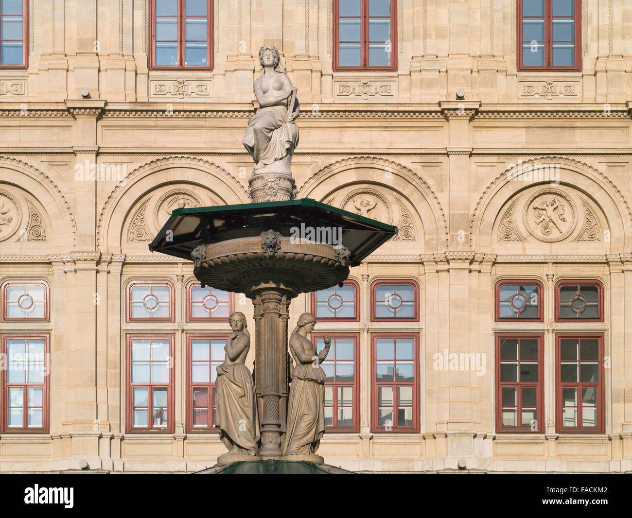 Statue außerhalb Opernhaus Wien Österreich Europa Stockfoto