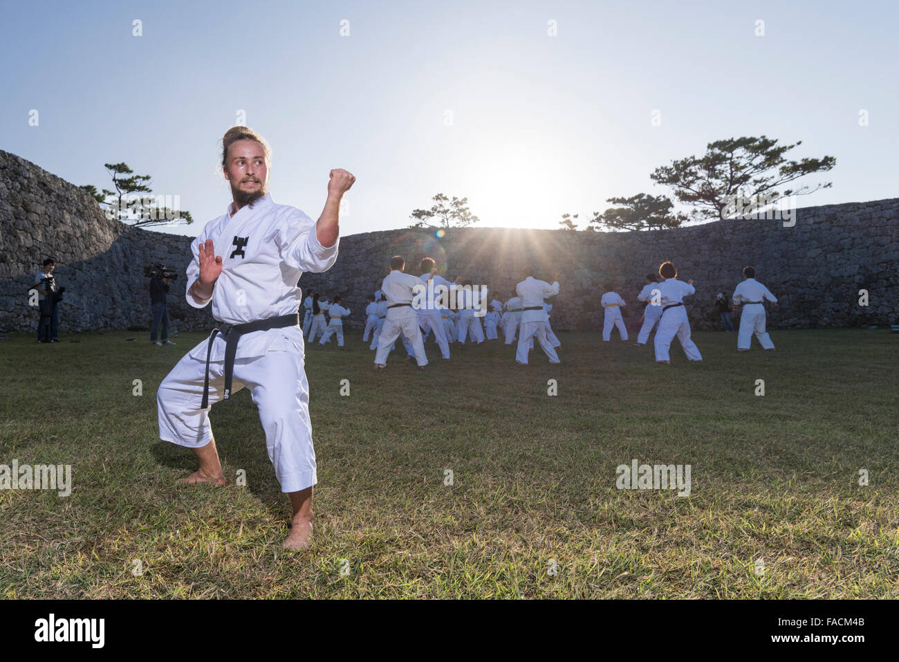 100 Kata Karate Tag Veranstaltung im Zakimi Schloss, Okinawa, Japan Stockfoto