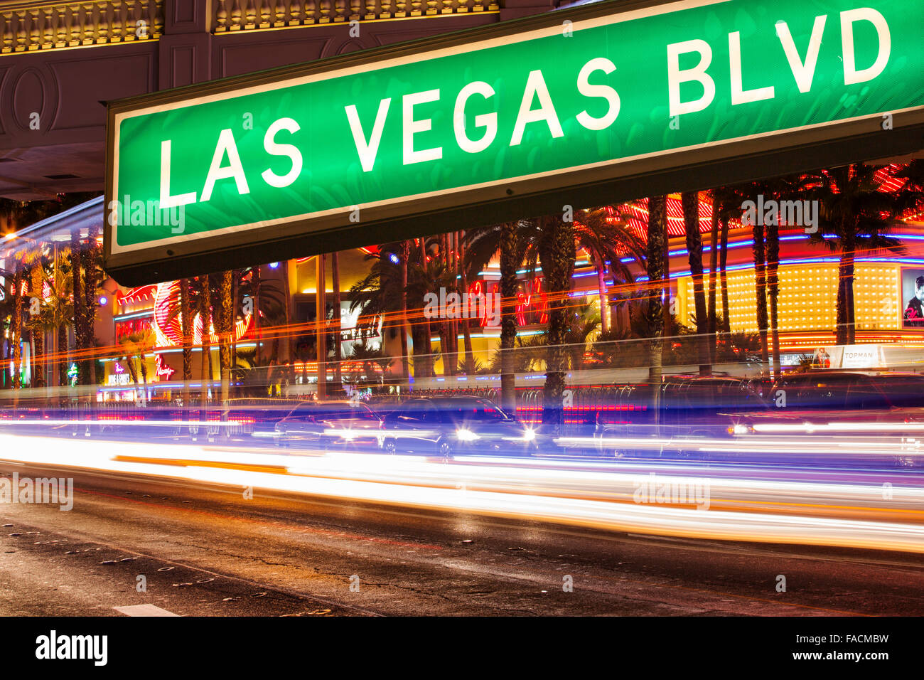 Autos am Las Vegas Boulevard in der Abenddämmerung, Las Vegas, Nevada, USA, wohl am meisten unhaltbar Stadt der Welt, es nutzt große qua Stockfoto