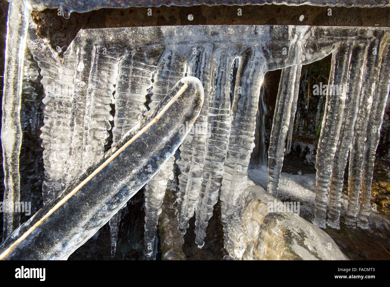 Eiszapfen in einem Stream auf Kirkstone Pass, Lake District, Großbritannien Stockfoto