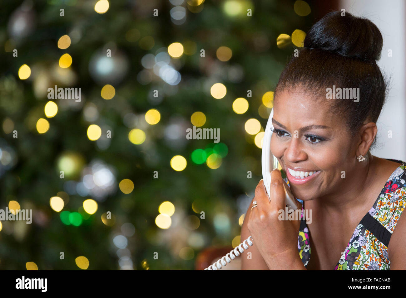 US-First Lady Michelle Obama Lächeln während des Gesprächs am Telefon für Kinder über das Land im Rahmen der jährlichen NORAD Tracks Santa am Heiligabend 24. Dezember 2015 in Kailua, Hawaii. Stockfoto