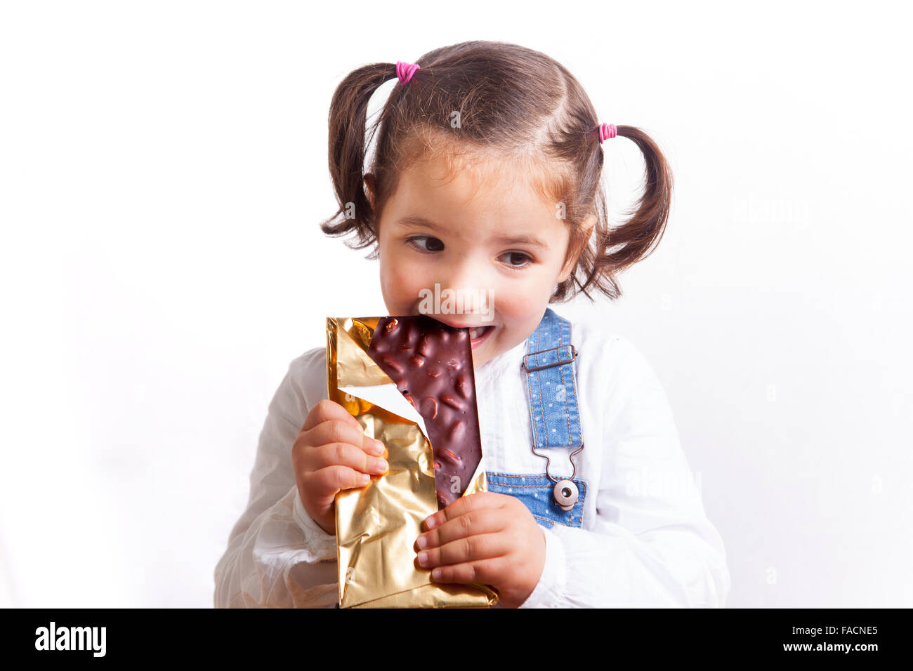 Porträt von glücklichen Mädchen Schokolade zu essen. Isoliert auf weißem Hintergrund Stockfoto
