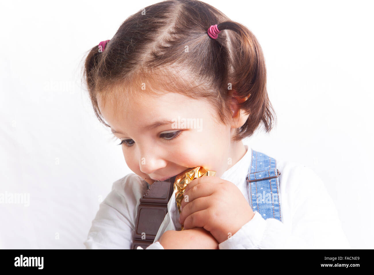 Porträt von glücklichen Mädchen Schokolade zu essen. Isoliert auf weißem Hintergrund Stockfoto