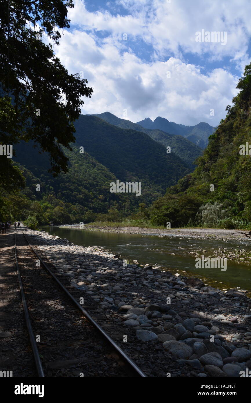 Eisenbahnschienen laufen auf dem Wanderweg nach Aguas Calientes am Fuße des Machu Picchu, Peru Stockfoto