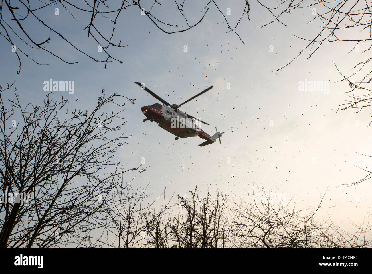 Eine Sikorsky S92-Hubschrauber laufen betrieben von Bristows Landung in Penrith, Cumbria, UK Carlton Hall und weht um lässt. Stockfoto