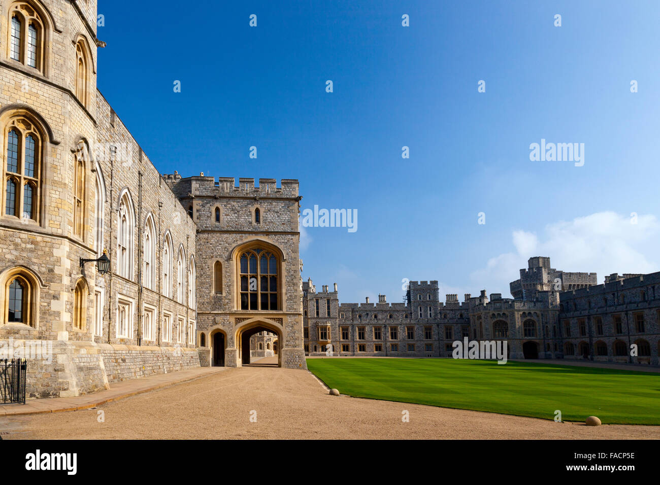 Die Prunkräume mit König-Johann Turm (links) und Zustand eintritt (Mitte) bei Windsor Castle, Berkshire, England, UK Stockfoto