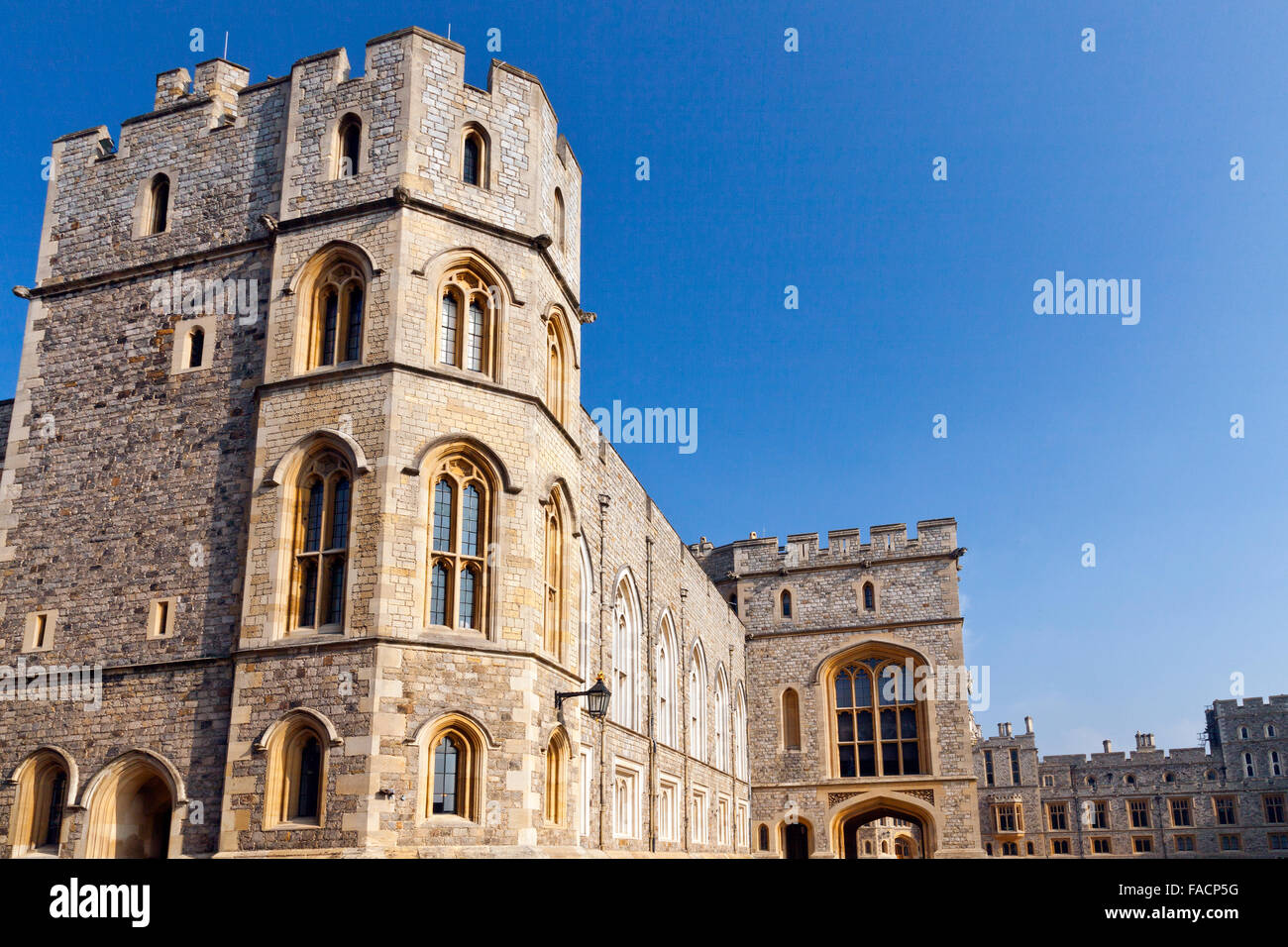 König Johns Tower (links) und dem Staat Eingang (Mitte) bei Windsor Castle, Berkshire, England, UK Stockfoto