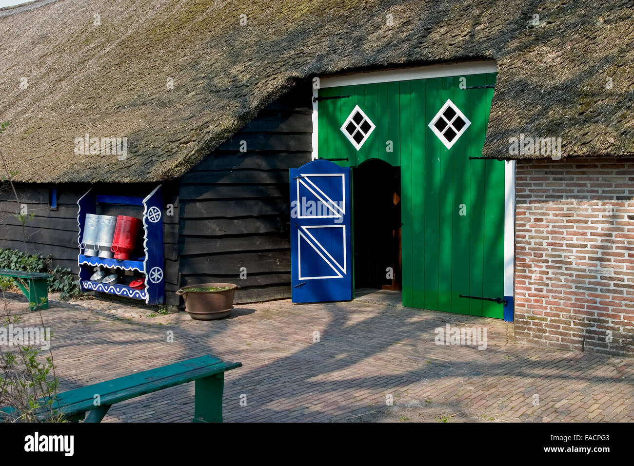 Altes Bauernhaus, Scheunentore, Trad. Farben Stockfoto