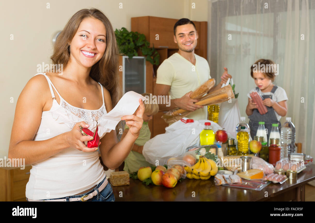 Wöchentliche Lebensmittel-Kauf von gut ausgestatteten Familie Stockfoto
