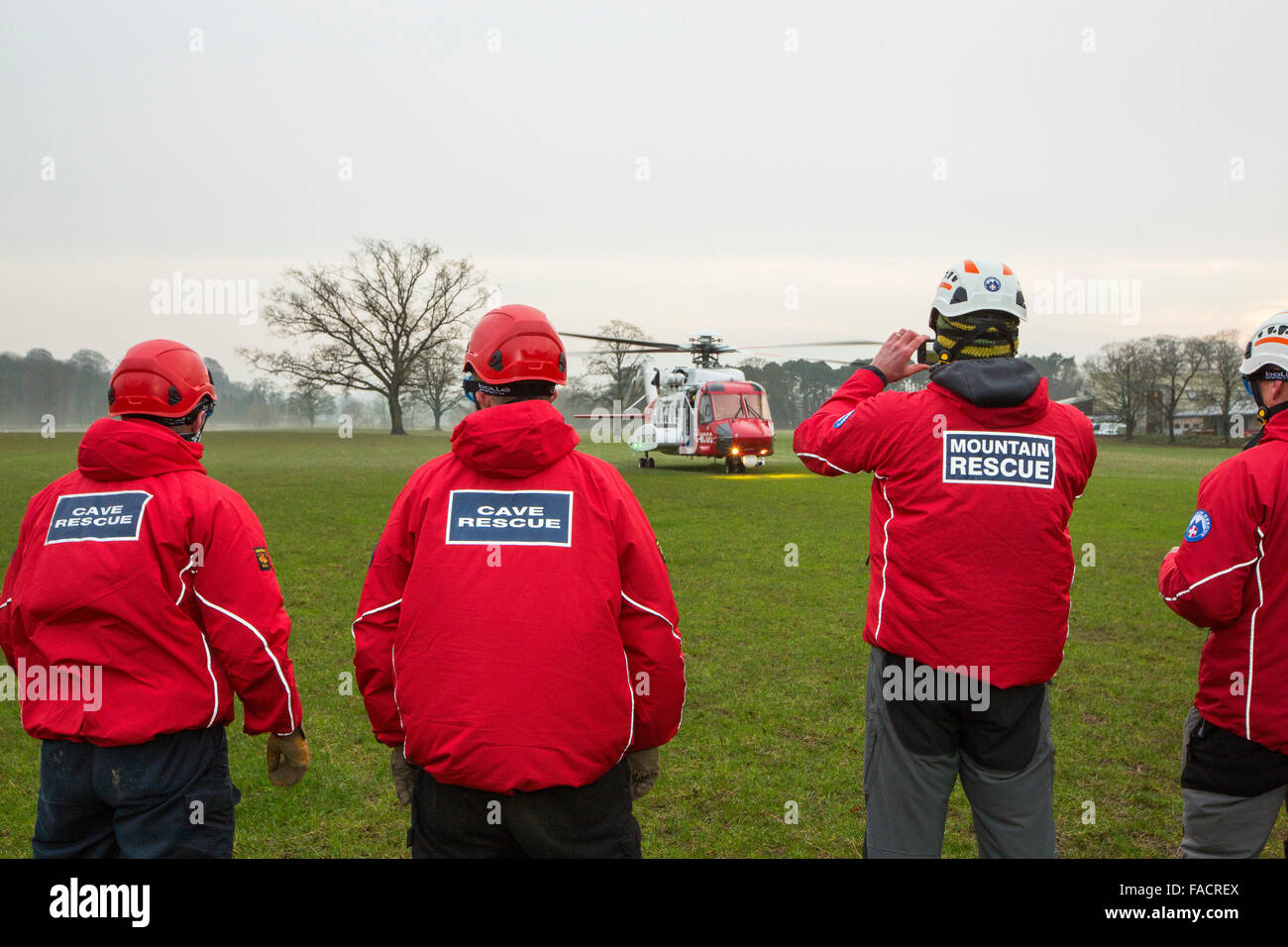 Ein Sikorsky S92-Hubschrauber laufen in Carlton Hall in Penrith, Cumbria, UK, mit Seenplatte Bergrettung Teammitglieder trainieren von Bristows betrieben. Stockfoto