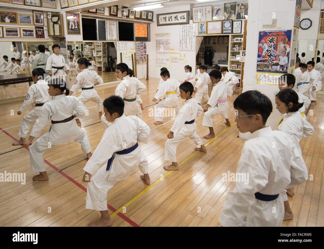 Nobuko Oshiro, Kyoshi, 8. Dan Okinawa Karate-Do Shorinryu, Taishinkan Verein unterrichten an ihr Dojo in Okinawa, Japan Stockfoto