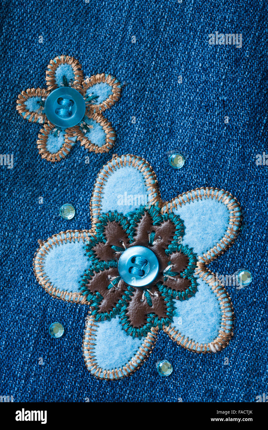 Applikation dekorative Blumen auf Denim auf Mädchen Kleidung - Denim Material, Denim Stoff, Denim Textur Makro Stockfoto