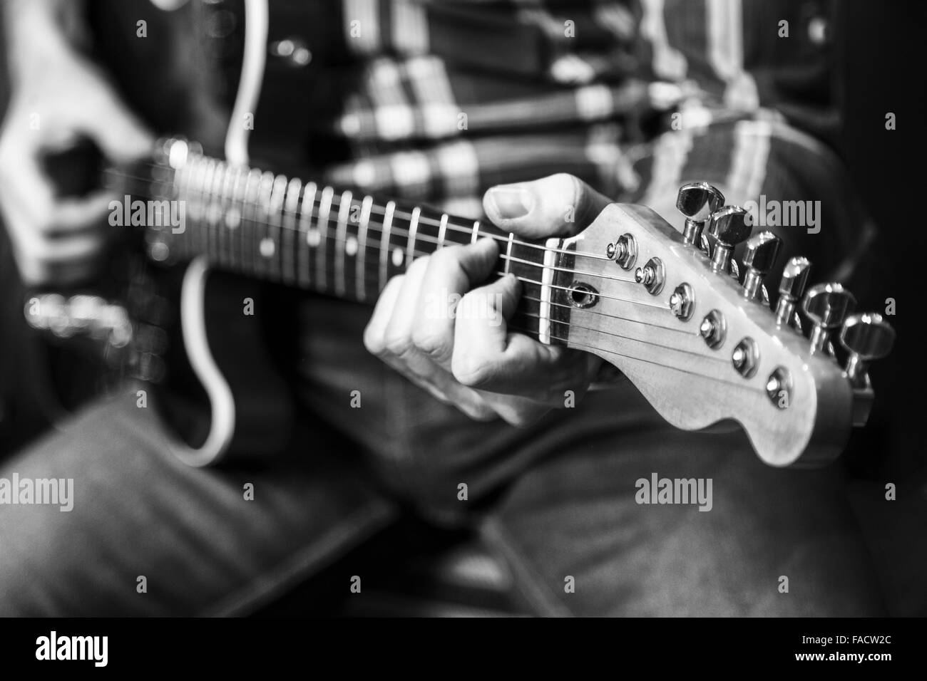 Nahaufnahme der Hände des Mannes e-Gitarre zu spielen. Stockfoto