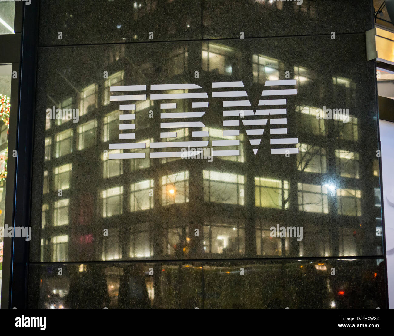 Das IBM-Logo wird auf Dienstag, 22. Dezember 2015 auf ihre Gebäude-Hauptquartier in New York gesehen. (© Richard B. Levine) Stockfoto