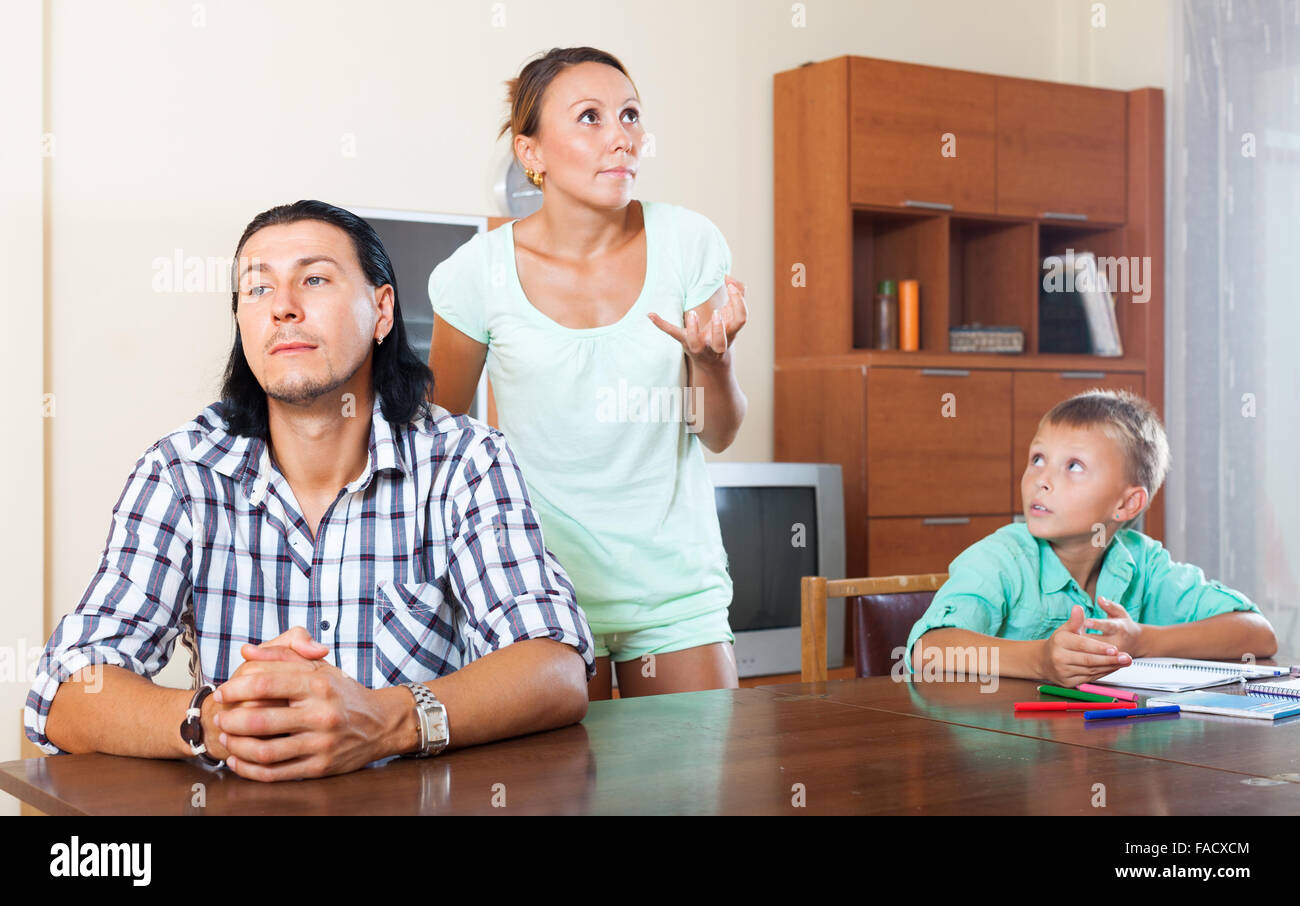 Mann Mit Frau Und Sohn Im Teenageralter Nach Streit Im Haus