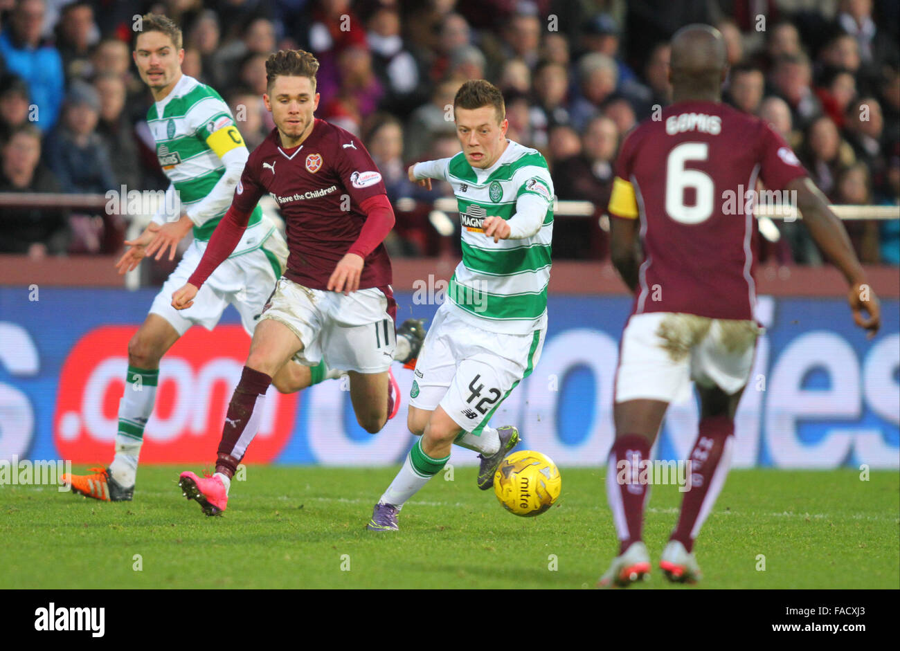 Tynecastle Stadium, Edinburgh, Schottland. 27. Dezember 2015. Scottish Premier League. Celtic gegen Heart of Midlothian FC. Mikael Lustig, Sam Nicholson und Callum McGregor © Aktion Plus Sport/Alamy Live-Nachrichten Stockfoto