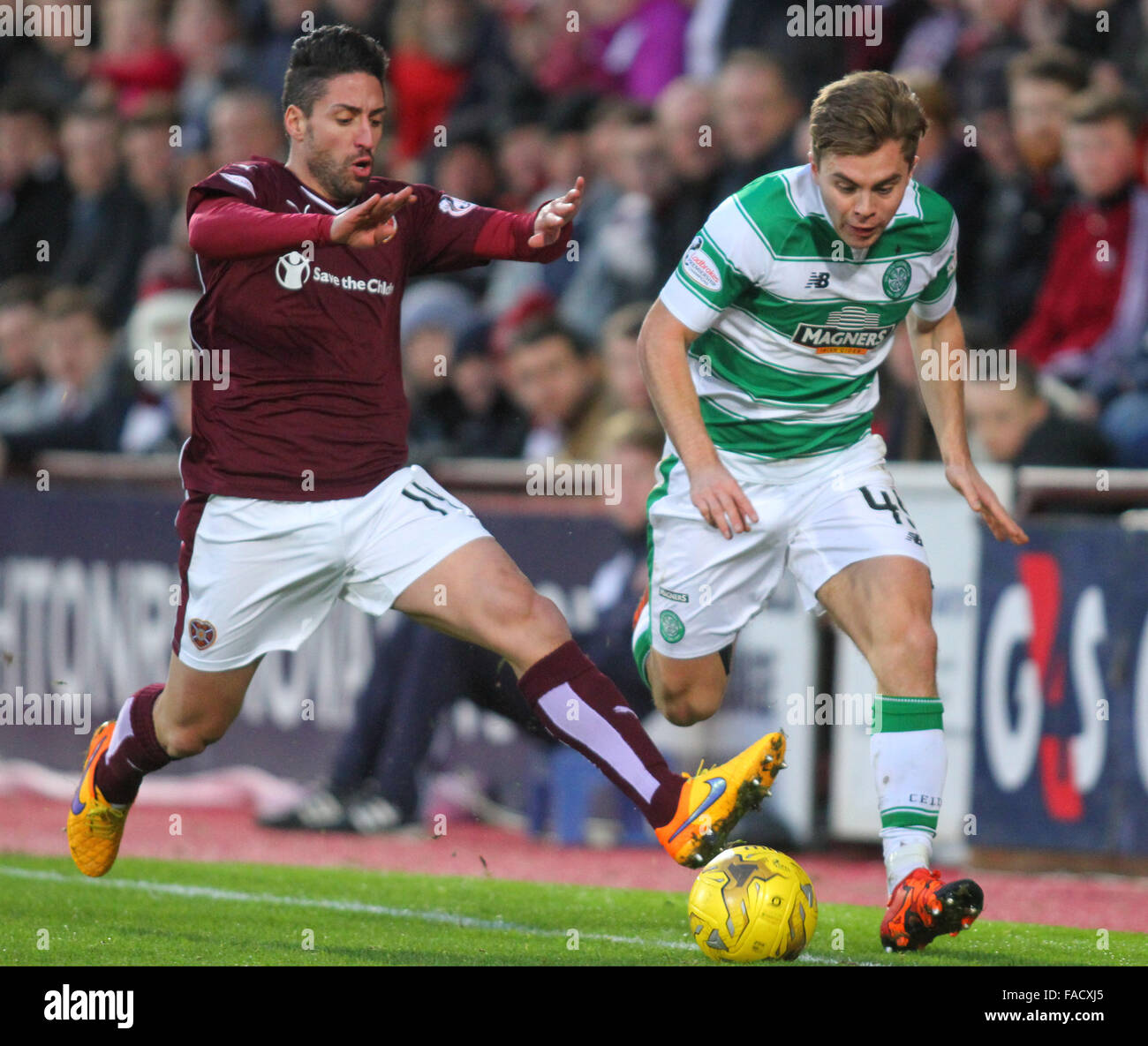 Tynecastle Stadium, Edinburgh, Schottland. 27. Dezember 2015. Scottish Premier League. Celtic gegen Heart of Midlothian FC. James Forrest und Miguel Pallardo © Aktion Plus Sport/Alamy Live-Nachrichten Stockfoto