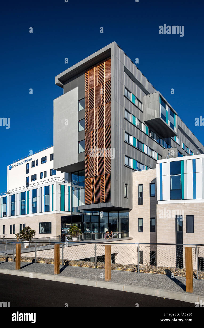 Die Belharra Klinik Fassade: ein modernes Gebäude mit hohen ökologischen Qualitätsstandards (Bayonne - Aquitaine - Frankreich). Stockfoto