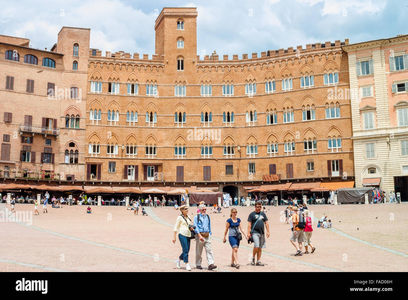 Siena, Italien - Juni 17, 2010:Tourists Besuch der berühmten Piazza del Campo in Siena, Italien. Auf dem mittelalterlichen Platz nimmt es Platz t Stockfoto
