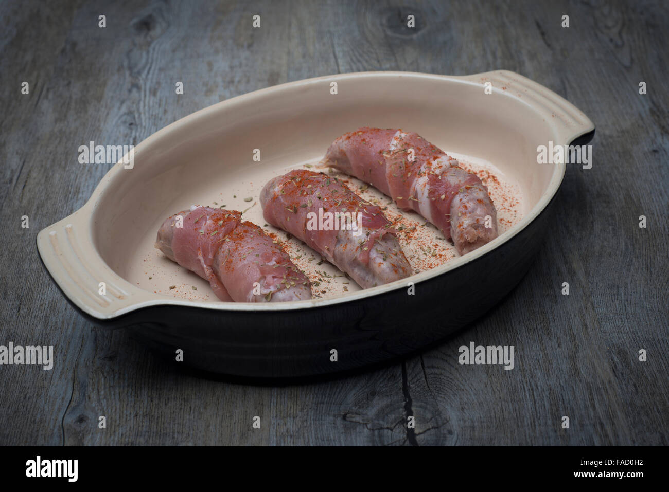"Schweine in decken" in einer Schüssel bereit für das Kochen vorbereitet Stockfoto