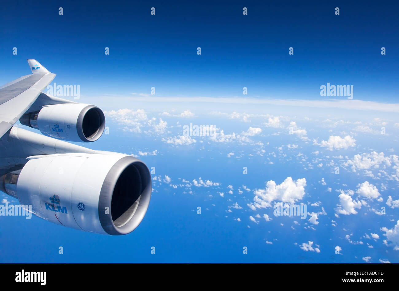 Eine Flugzeugtragfläche ein Motoren während ein Flug Stockfoto