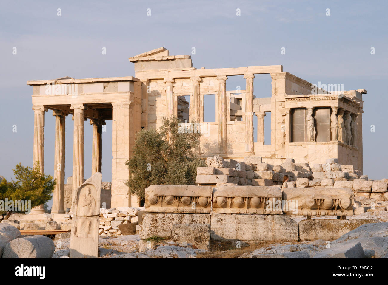 Schöne Aussicht auf Erechtheion im Sommer in Athen, Griechenland Stockfoto