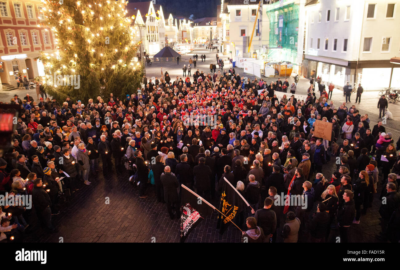 Hunderten von Bewohnern gesammelt haben, um Richard Arnold (CDU), Bürgermeister von Schwäbisch Gmünd die Gmennder Erklärung für Toleranz und Offenheit auf dem Marktplatz vor der Schwaebian-Halle in Schwäbisch Gmuend, Deutschland, 27. Dezember 2015 lesen zu hören. Nach einem Brandanschlag auf den Bau von einem Flüchtlingsheim in Schwäbisch Gmuend alle Parteien des Rates Gmuender haben das Gesetz verurteilt und unterzeichneten eine Erklärung, "Gmuender" Toleranz und Offenheit als Zeichen gegen Intoleranz, Fremdenfeindlichkeit und Ausgrenzung. Foto: CHRISTOPH SCHMIDT/dpa Stockfoto