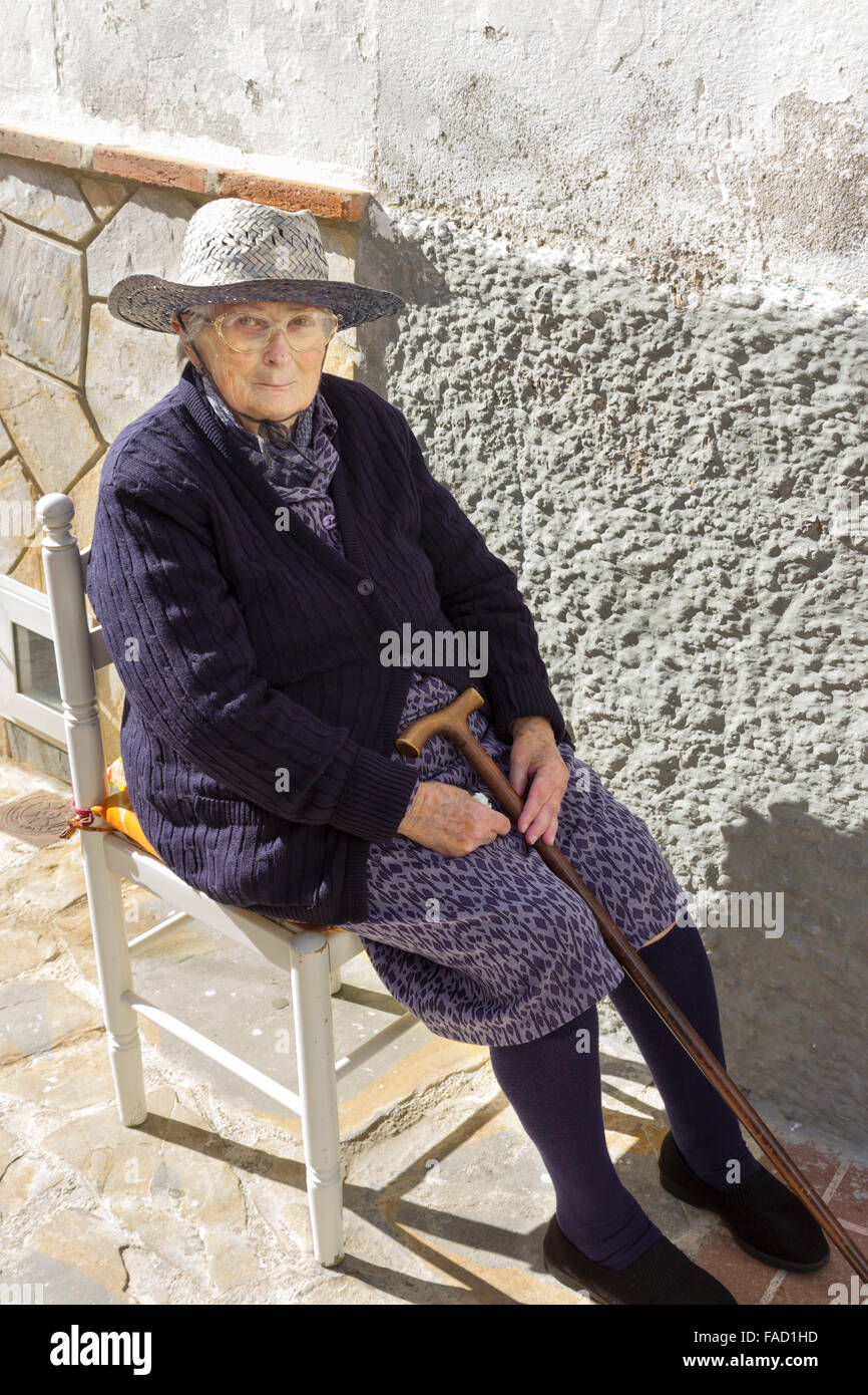 Porträt einer alten spanischen Dame saß vor ihrem Haus im Dorf Totalan, Málaga, Südspanien. Stockfoto