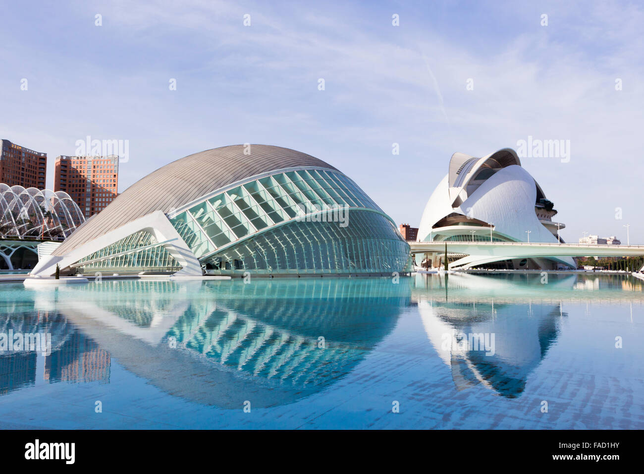 Valencia, Spanien. Die Stadt der Künste und Wissenschaften.  L'Hemisfèric.  El Palau de Les Arts Reina Sofia im Hintergrund. Stockfoto