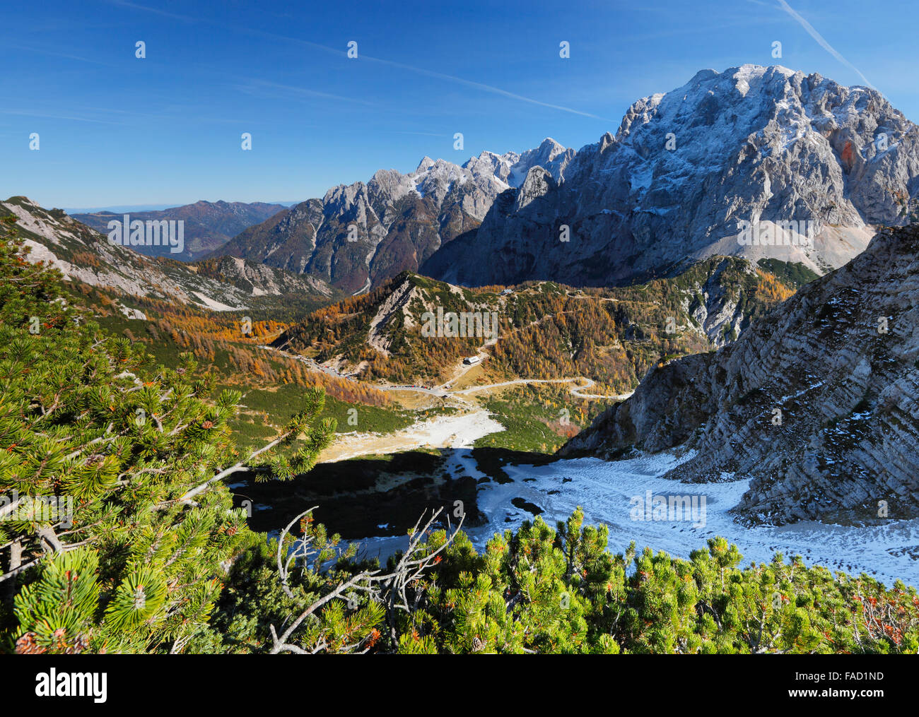 Slowenien-Alpen. Vrsic-Pass und hohen Berg Prisojnik auf der Rückseite Stockfoto