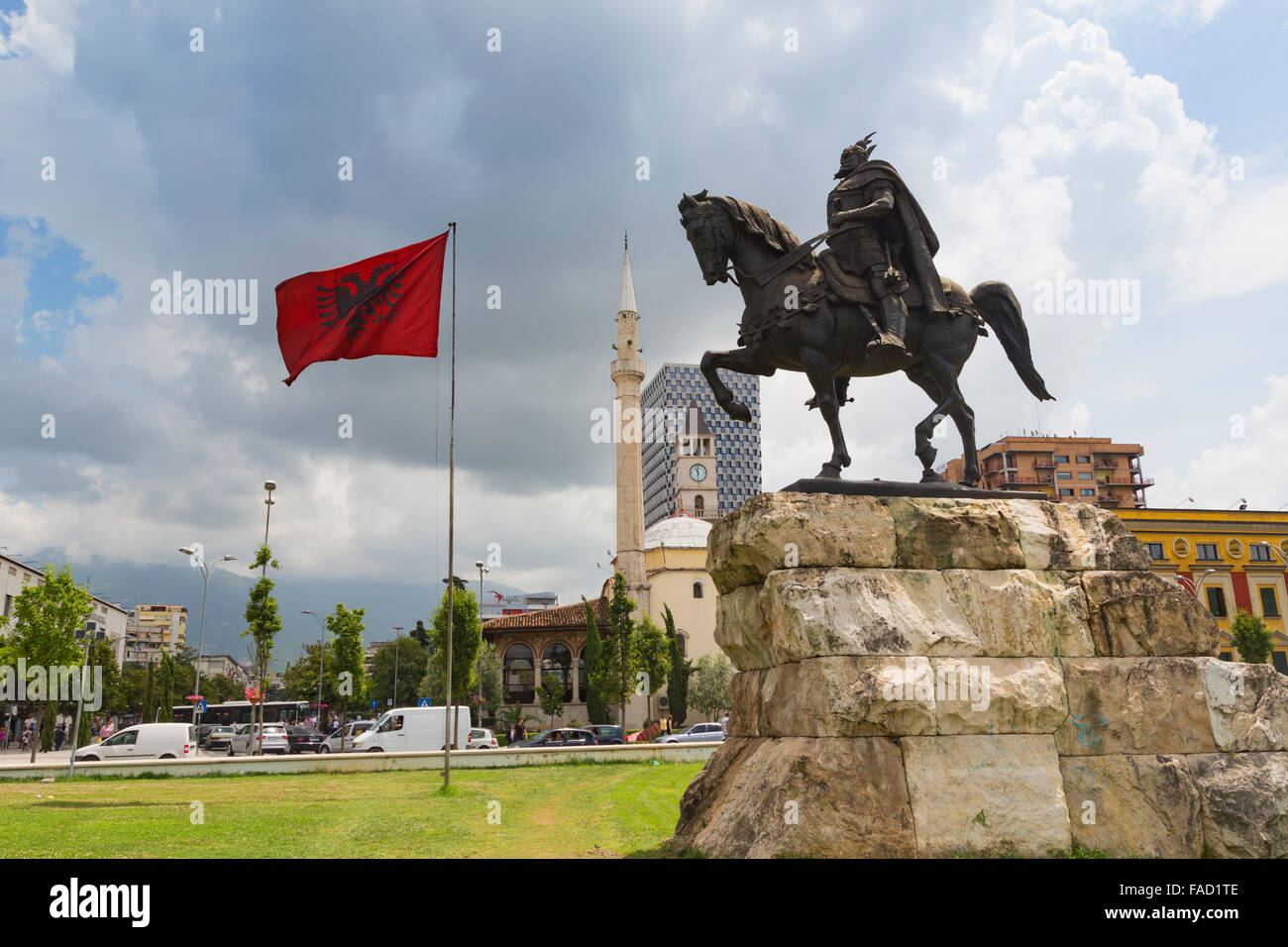Tirana, Albanien. Skanderbeg-Platz mit Denkmal Skanderbeg, richtiger Name George Castriot, 1405 – 1468. Albanische Flagge. Stockfoto