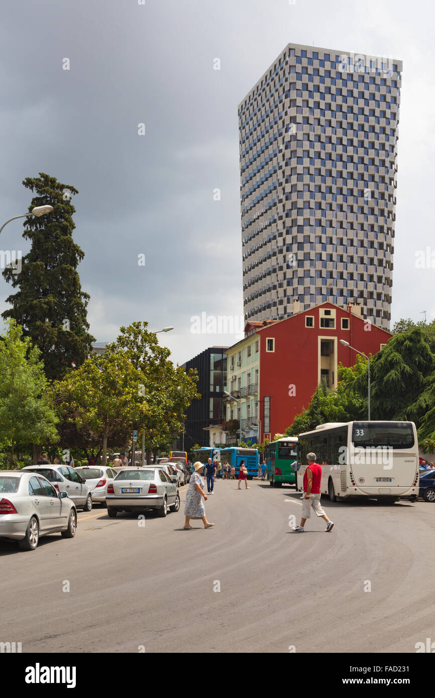 Tirana, Albanien.  Der 85 Meter hohe TID Turm. Der Turm wurde von belgischen architektonische Firma 51N4E entworfen. Stockfoto