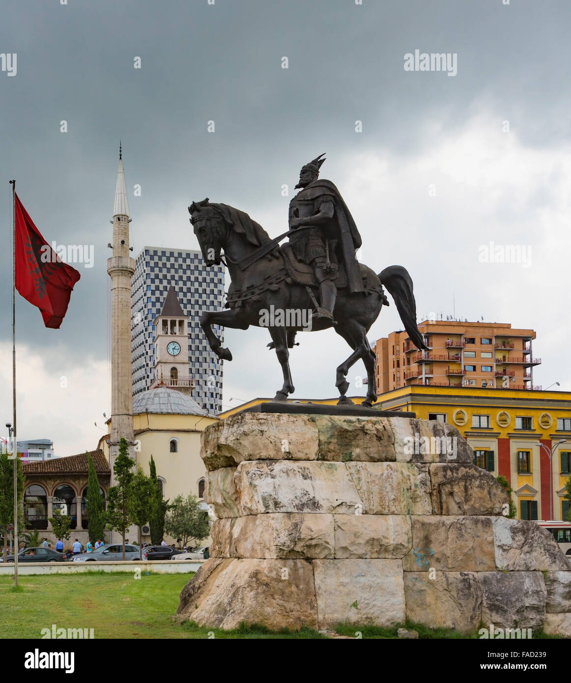 Tirana, Albanien. Skanderbeg-Platz mit Denkmal Skanderbeg, richtiger Name George Castriot, 1405 – 1468. Albanische Flagge. Stockfoto