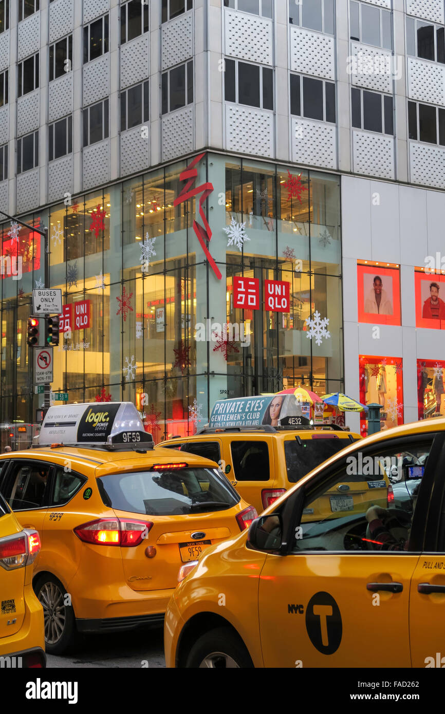 Fifth Avenue dekoriert für die Ferienzeit, NYC Stockfoto