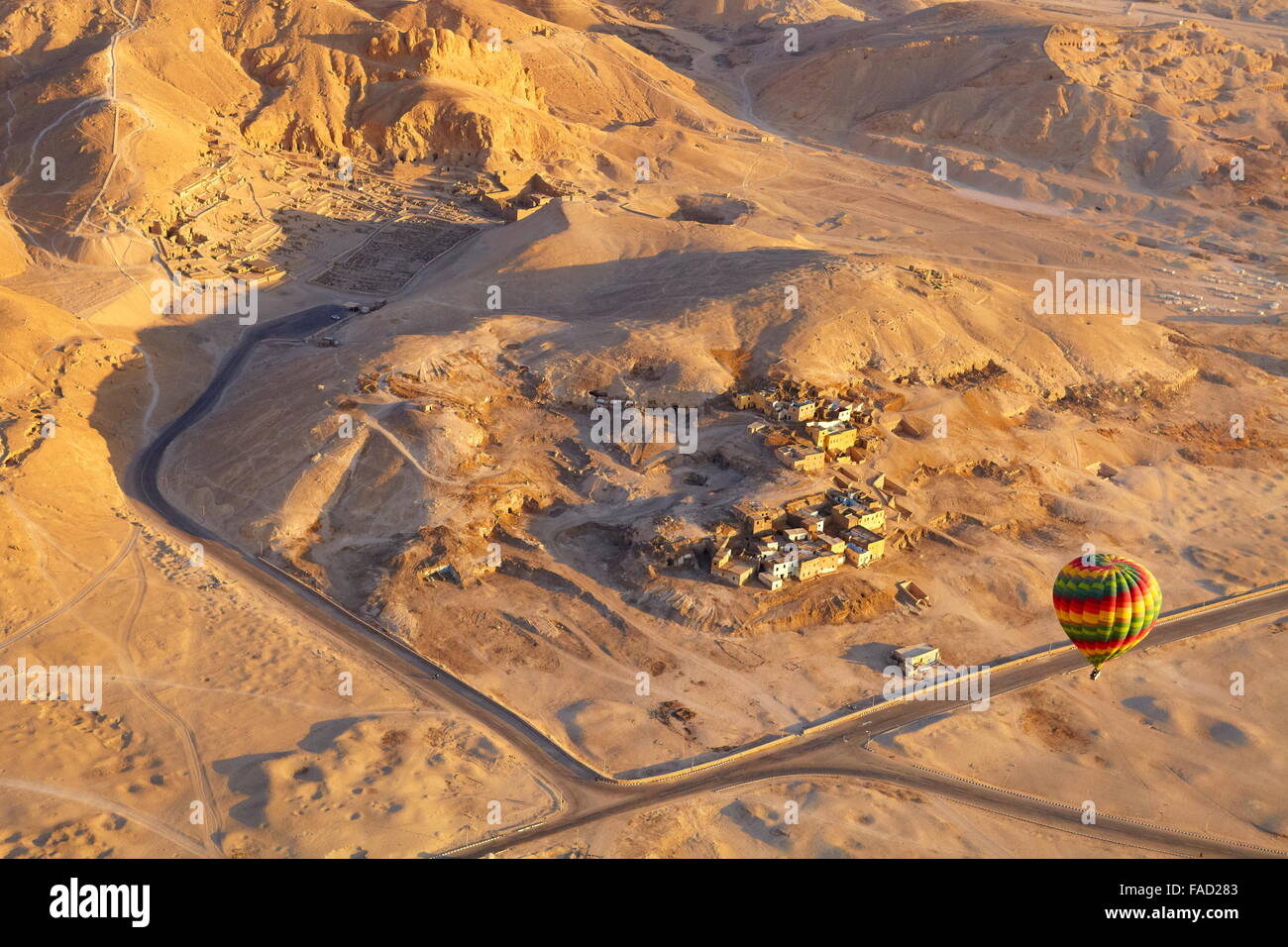 Ägypten - Ballonfahrten über dem Westufer des Nils, Landschaft der Berge Stockfoto