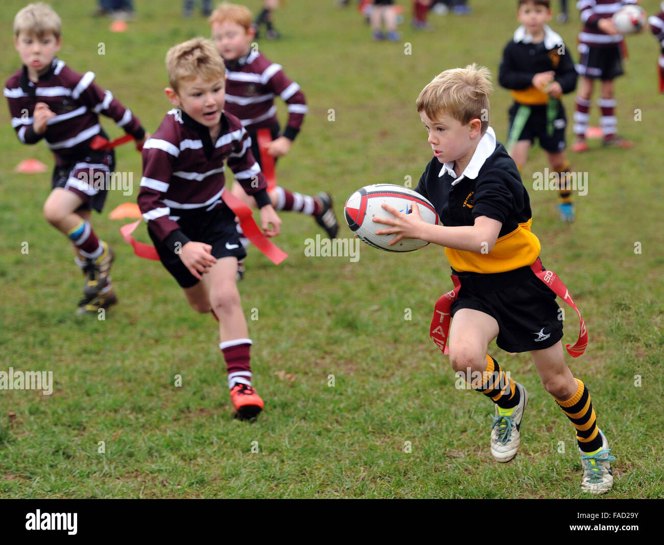 Kinder Junior Tag Rugby Aktion Großbritannien Kinder Kindersport Gesunde Aktivität Sport Jungen Sport Stockfoto