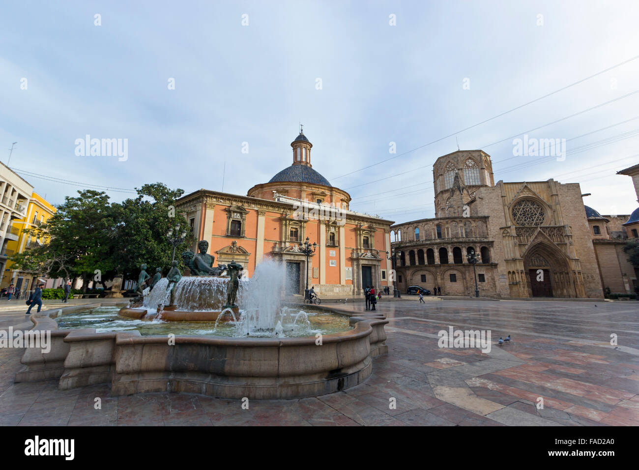 Valencia, Spanien.  Westliche Sicht von unserer lieben Frau Platz von The Metropolitan Kathedrale-Basilika Stockfoto