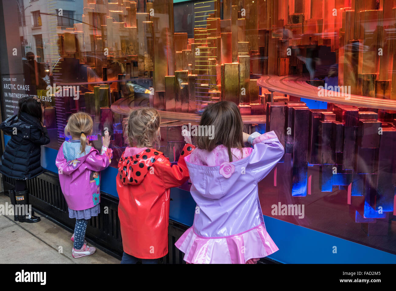 Menschen genießen den Urlaub Windows bei Barneys New York bei 660 Madison Avenue Stockfoto