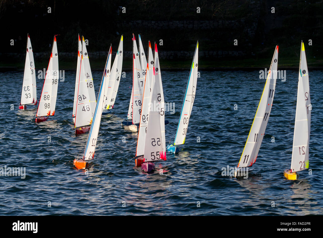 Funksteueryacht segelt auf einem Model Boating Lake. Die International