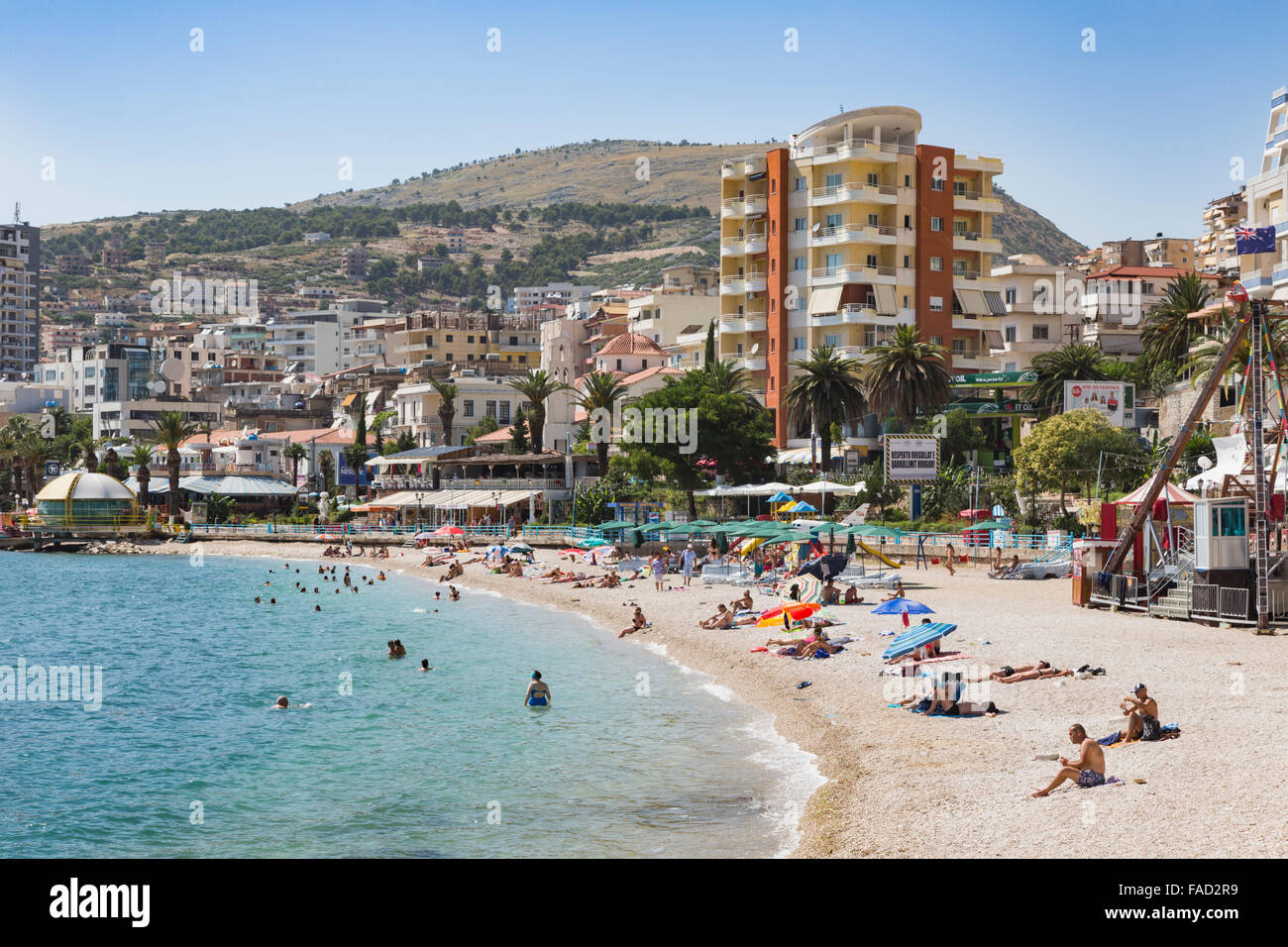 Sarande oder Saranda, Bezirk Saranda, Albanien. Blick entlang der wichtigsten Strand. Stockfoto