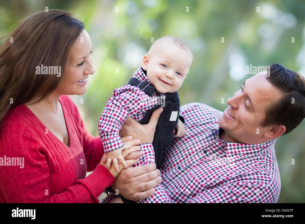 Entzückenden kleinen Jungen Spaß mit Mutter und Vater im Freien. Stockfoto